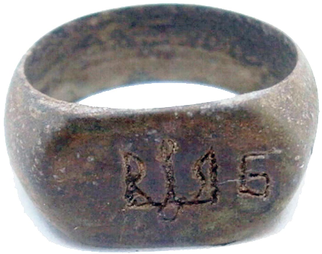 UKRAINIAN WWII RING w. TRYZUB, UPA-OUN, 1939-1954: The Great Display Piece! With Huge Historical Value! UKRAINIAN WWII RING with TRYZUB design, UPA-OUN, 1939-1954 The ring features a tryzub on it and comes from a genuine old collection. CONDITION: Ver
