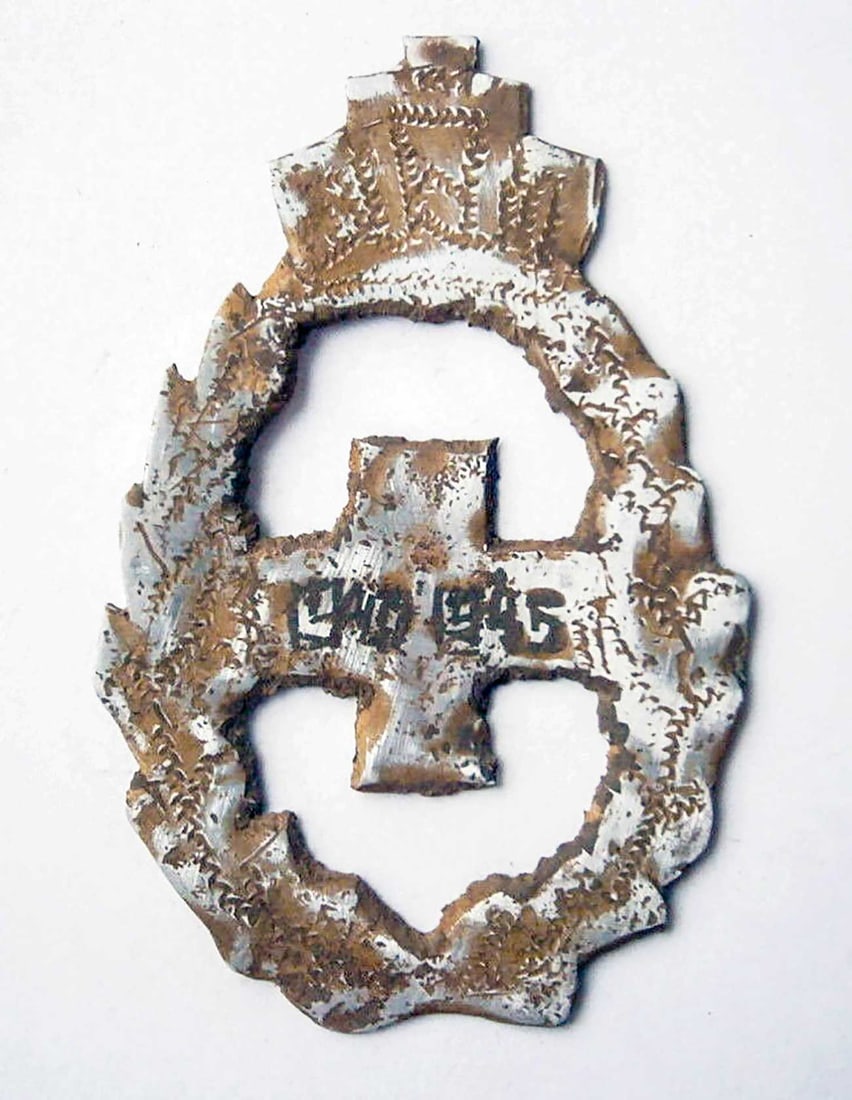 GERMAN WWII COCARDE w. RED CROSS & OAK LEAVES (1 of 13)