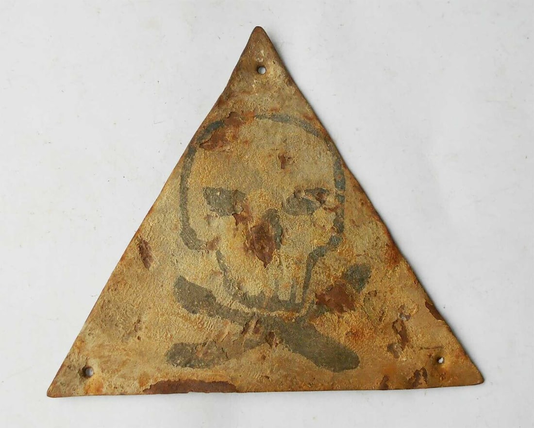 GERMAN WWII SIGN STOP ENTRY w. SKULL & BONES: Great Display Piece! With Huge Historical Value! GERMAN WWII SIGN STOP ENTRY with SKULL and BONES, 1941-1945 German WWII sign 'STOP ENTRY' with a skull and bones, dating from 1941-1945. This is a rare