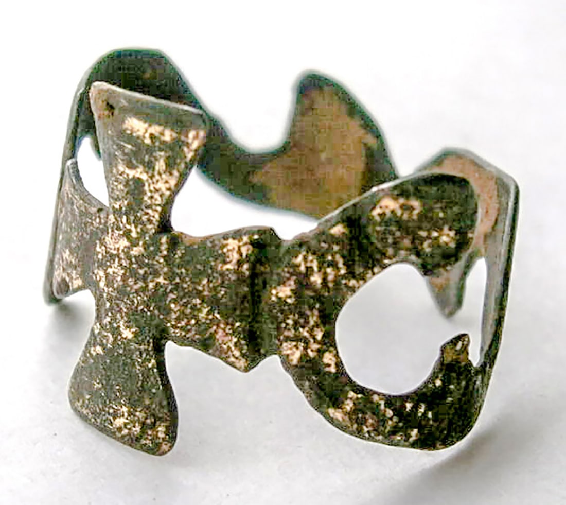 UNUSUAL GERMAN WWII RING w. IRON CROSS: Trench Art with Huge Historical Value! UNUSUAL GERMAN WWII RING with IRON CROSS, TRENCH ART For your consideration is a German WWII ring featuring the Iron Cross. This is a very collectible item. We a