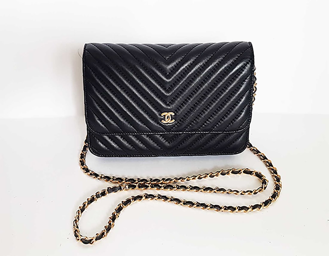 CHANEL CLASSIC FLAP BAG BLACK (1 of 13)