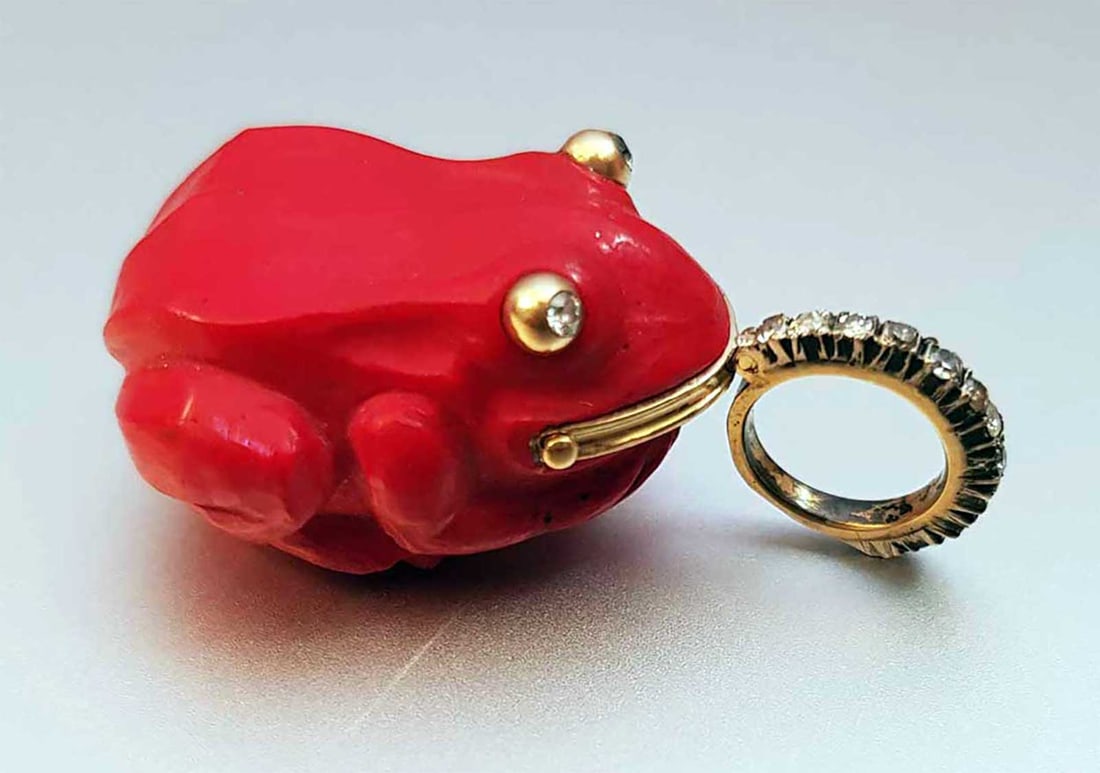 GOLD & DIAMONDS HAND CARVED FROG PENDANT (1 of 19)