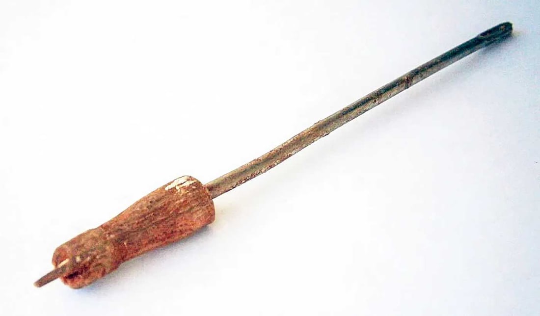 JUDAICA WOOD TORAH POINTER fr. GHETTO: Flexible Payments: Pay Over 3–6 Months! JUDAICA WOOD TORAH POINTER from GHETTO in LITZMANNSTADT, POLAND For your consideration is a Judaica Torah pointer (Yad) crafted from wood. In Jewish tradition