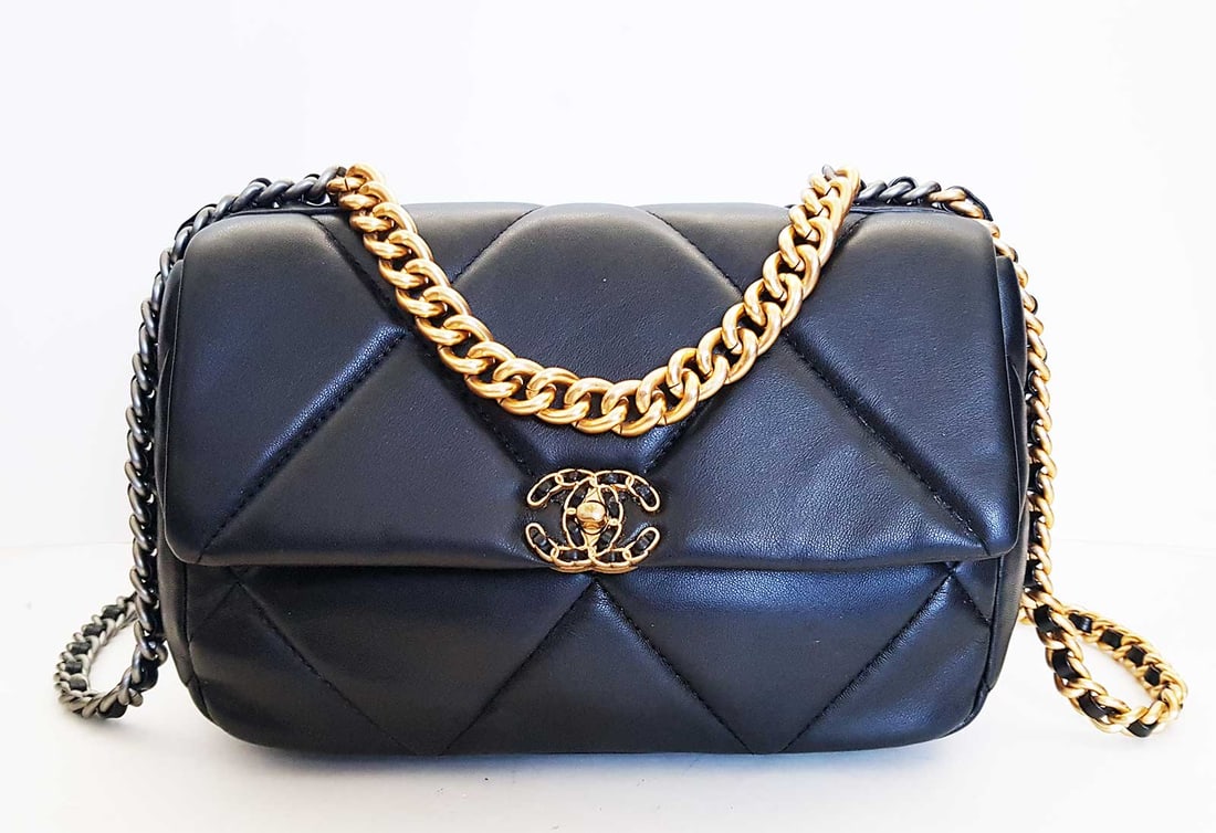 NEW CHANEL 19 FLAP BAG BLACK: CHANEL 19 FLAP BAG GOLD/RUTHENIUM TONE BLACK First seen on the runway of the F/W 2019 ready-to-wear collection created by Karl Lagerfeld and Virginie Viard, CHANEL presents a new bag: the CHANEL 19. I