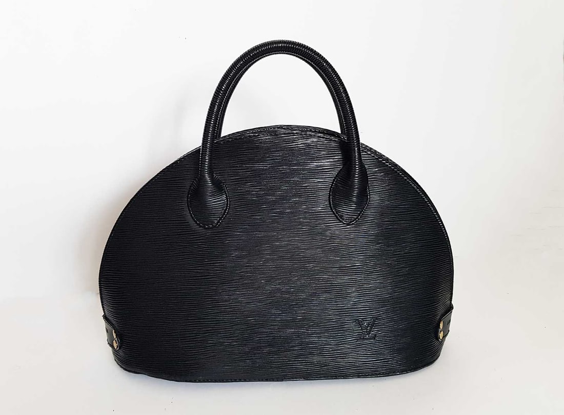 LOUIS VUITTON EPI HANGBAG: VINTAGE LOUIS VUITTON TOP HANDLE BAG Pre-owned Louis Vuitton made of black Epi Leather and gold-colored hardware. The handbag closes with a zipper on top and features with rounded top handles. The tex