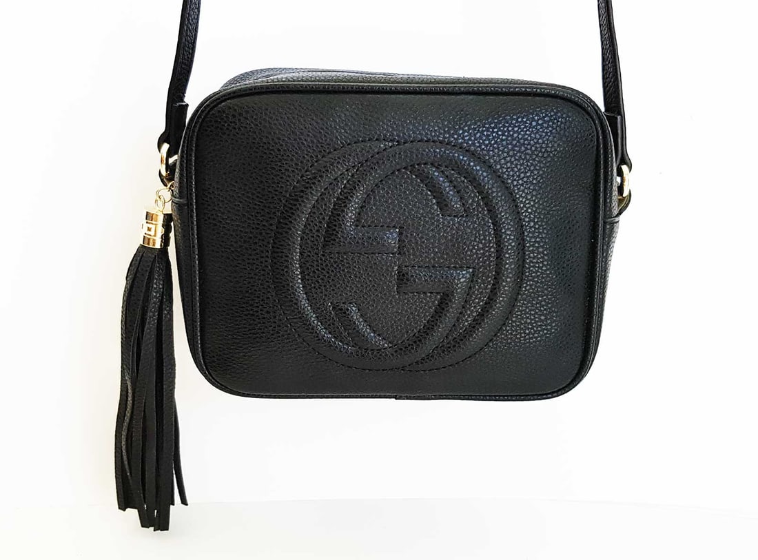 GUCCI BLACK SOHO DISCO CROSSBODY BAG: PRE-OWNED GUCCI BLACK PEBBLED LEATHER SOHO DISCO CROSSBODY BAG The Gucci Soho Disco Crossbody Bag is a popular handbag known for its compact and functional design. This current Gucci Pebbled Leather S