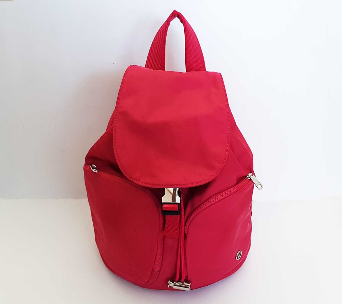 LULULEMON BACKPACK METAL HARDWARE: LULULEMON EVERYWHERE BACKPACK METAL HARDWARE EXCELLENT CONDITION Very nice and comfortable backpack. This Backpack one ticks the boxes for school, work, and travel. SIZE: 30 x 25 x 15 cm (12 x 10 x 6