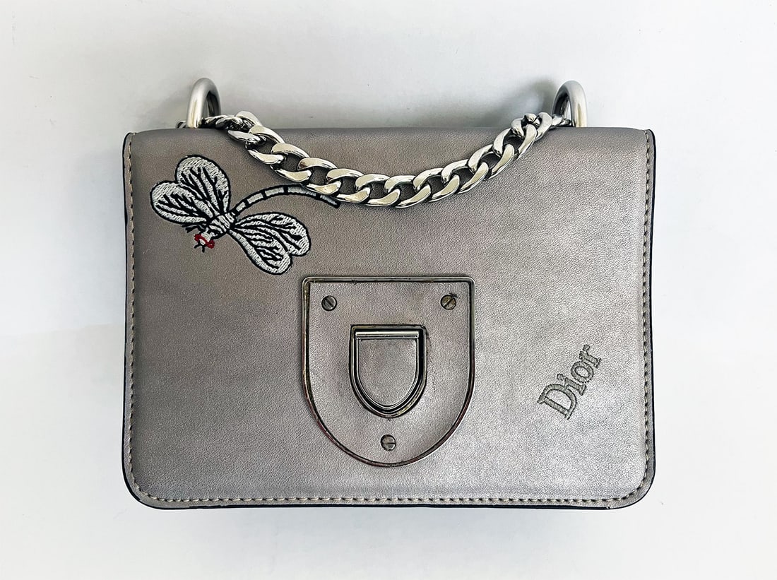 DIOR DIORAMA LEATHER CROSSBODY BAG: CHRISTIAN DIOR DIORAMA LEATHER SHOULDER BAG This Christian Dior Diorama Dragonfly Leather Shoulder chain Bag is designed for women and features a Silver grey leather exterior and features a chain shou