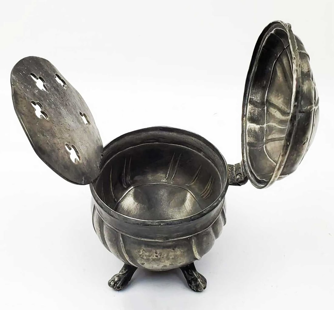JUDAICA JEWISH PEWTER ETROG BOX, GERMANY: LifeTime Warranty! Flexible Payments: Pay Over 3–6 Months! ANTIQUE JEWISH PEWTER ETROG BOX, GERMAN, 1872 This is an antique Judaica Pewter Etrog Box dated 1872. Etrog is traditionally used by Jews d