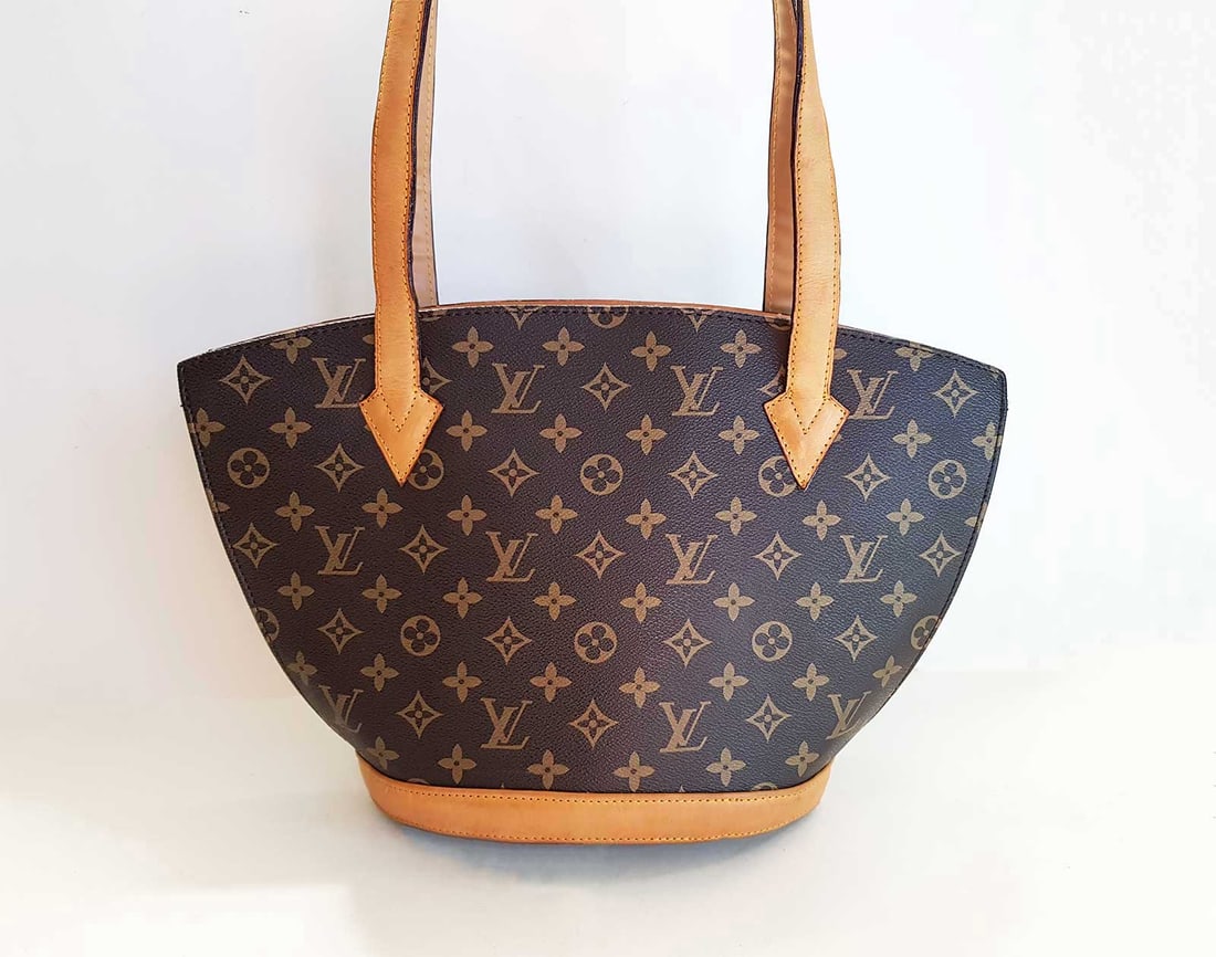 LOUIS VUITTON SAINT JACQUES TOTE: LOUIS VUITTON SAINT JACQUES TOTE MONOGRAM CANVAS and NATURAL LEATHER Gorgeous summer tote bag. The vintage Louis Vuitton Saint Jacques tote is a stylish way to organize your essentials, whether in the