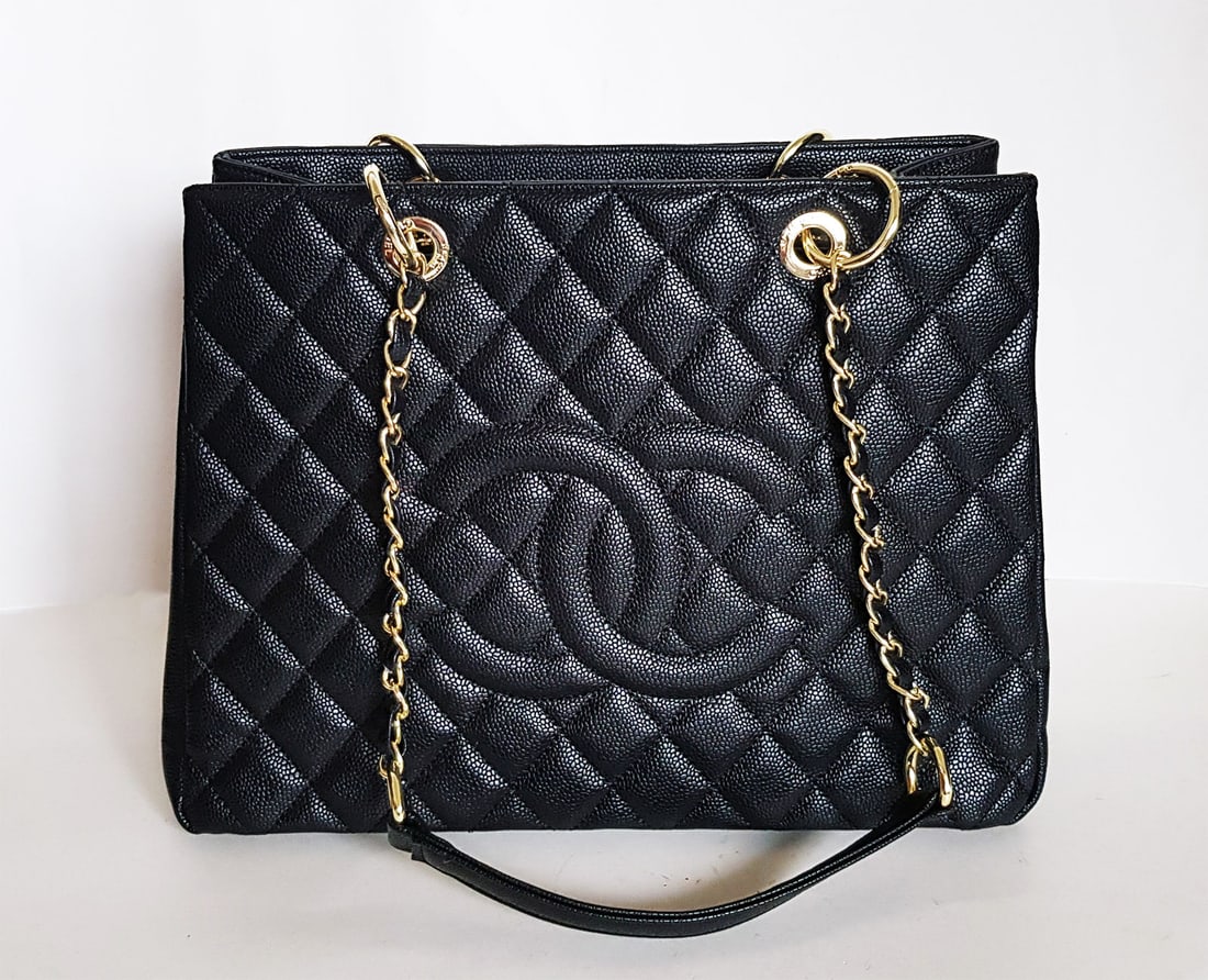 CHANEL GRAND SHOPPING TOTE BAG: CHANEL CAVIAR QUILTED GRAND SHOPPING TOTE BLACK BAG Bag Crafted from black diamond-quilted caviar leather, the style is detailed with the signature interlocking CC logo to the front. Features leather-
