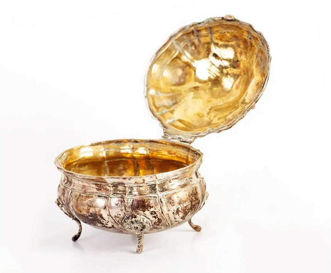 ANTIQUE JUDAICA JEWISH ETROG BOX, CONTAINER: LifeTime Warranty! Price Reduced — Limited-Time Offer! ANTIQUE JUDAICA JEWISH ETROG BOX, CONTAINER, GERMAN This is a Judaica Silver Etrog Box with a hinged lid featuring a twisted rope-form handle.