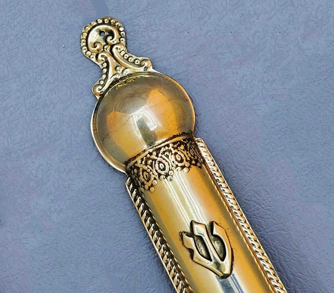 JEWISH STERLING SILVER MEZUZAH, MARKED: Prestigious Gift! Price Reduced — Limited-Time Offer! JEWISH STERLING SILVER MEZUZAH, MARKED A mezuzah case designed in the classical style with a half-cylinder pattern, marked. It comes from a genu