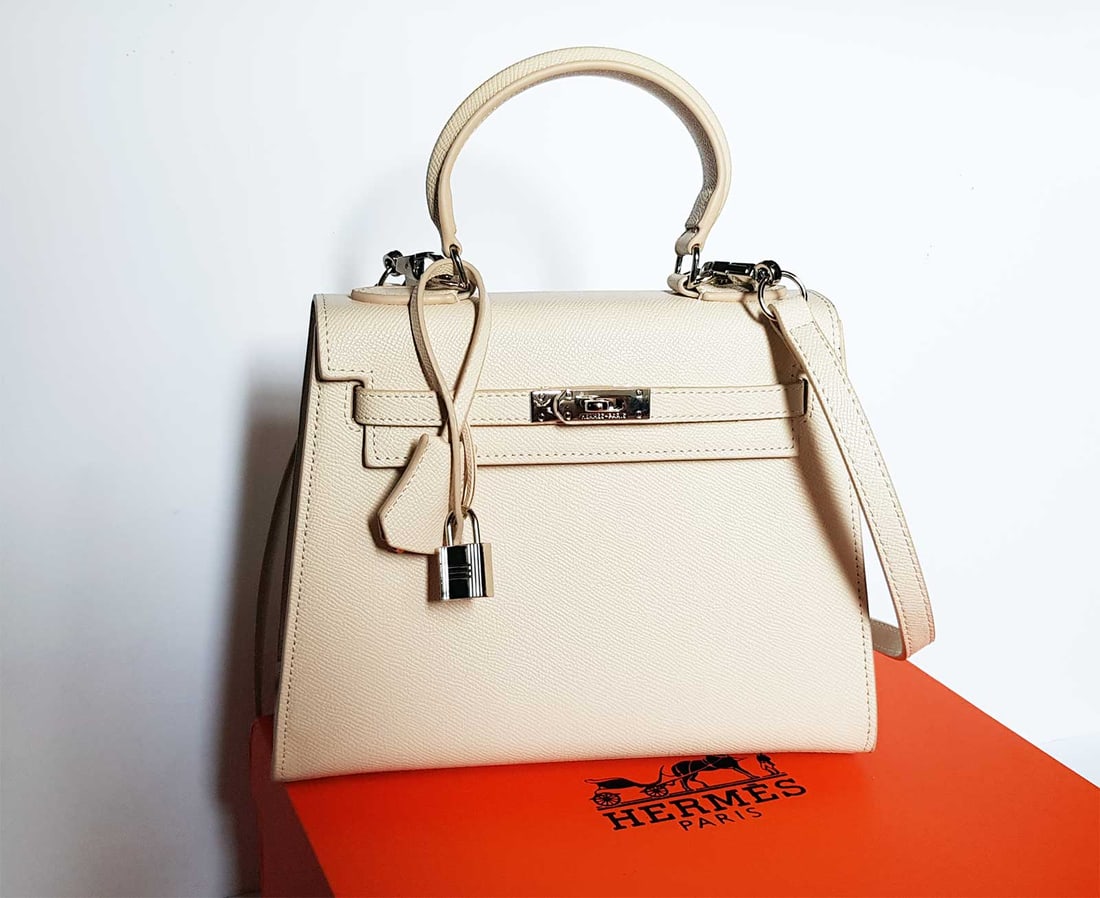 HERMES NATA EPSOM KELLY SELLIER 25 HANDBAG: HERMES KELLY SELLIER 25 NATA EPSOM SHOULDER BAG This classic Nata Epsom leather Hermes Kelly Sellier is perfect for year round wear. Hermes Kelly bag are one of the most sought after handbags in celeb