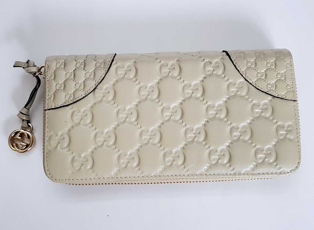 GUCCI BEIGE GUCCISSIMA LEATHER WALLET: LONG GUCCI BEIGE GUCCISSIMA LEATHER ZIP AROUND WALLET Pre-owned Gucci Beige Guccissima Leather Long Zip Around Wallet is a chic way to organize your essentials like your bills, credit cards and plenty