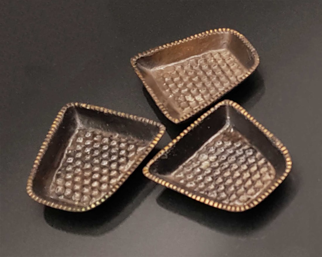 RARE JEWISH 3 ASHTRAYs, ISRAEL: Price Reduced — Limited-Time Offer! RARE JEWISH THREE ASHTRAYs, ISRAEL This is a rare Jewish ashtrays with the inscription 'ISRAEL'. PROVENANCE: 1. From a private old collection, New York, USA, 1957