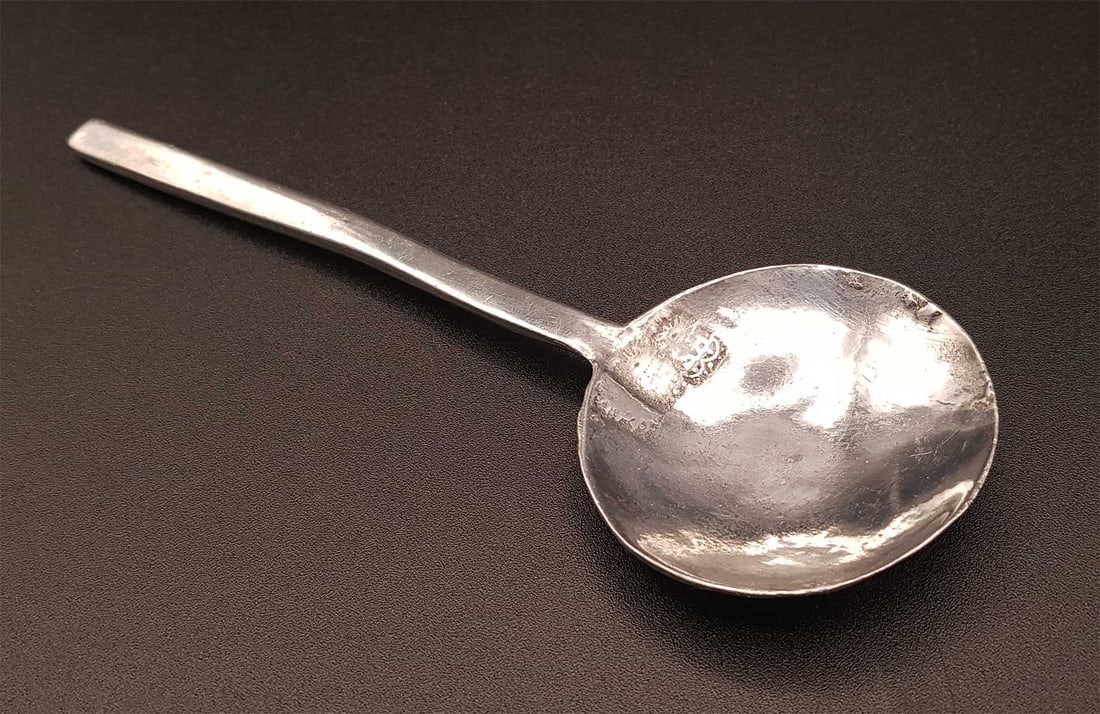 VERY OLD DUTCH PEWTER SPOON, 17th CENTURY: LifeTime Warranty! Price Reduced — Limited-Time Offer! VERY OLD DUTCH PEWTER TABLE SPOON, 17th CENTURY An antique spoon with a broad, shallow bowl, dating back to the Dutch, circa the 17th century.