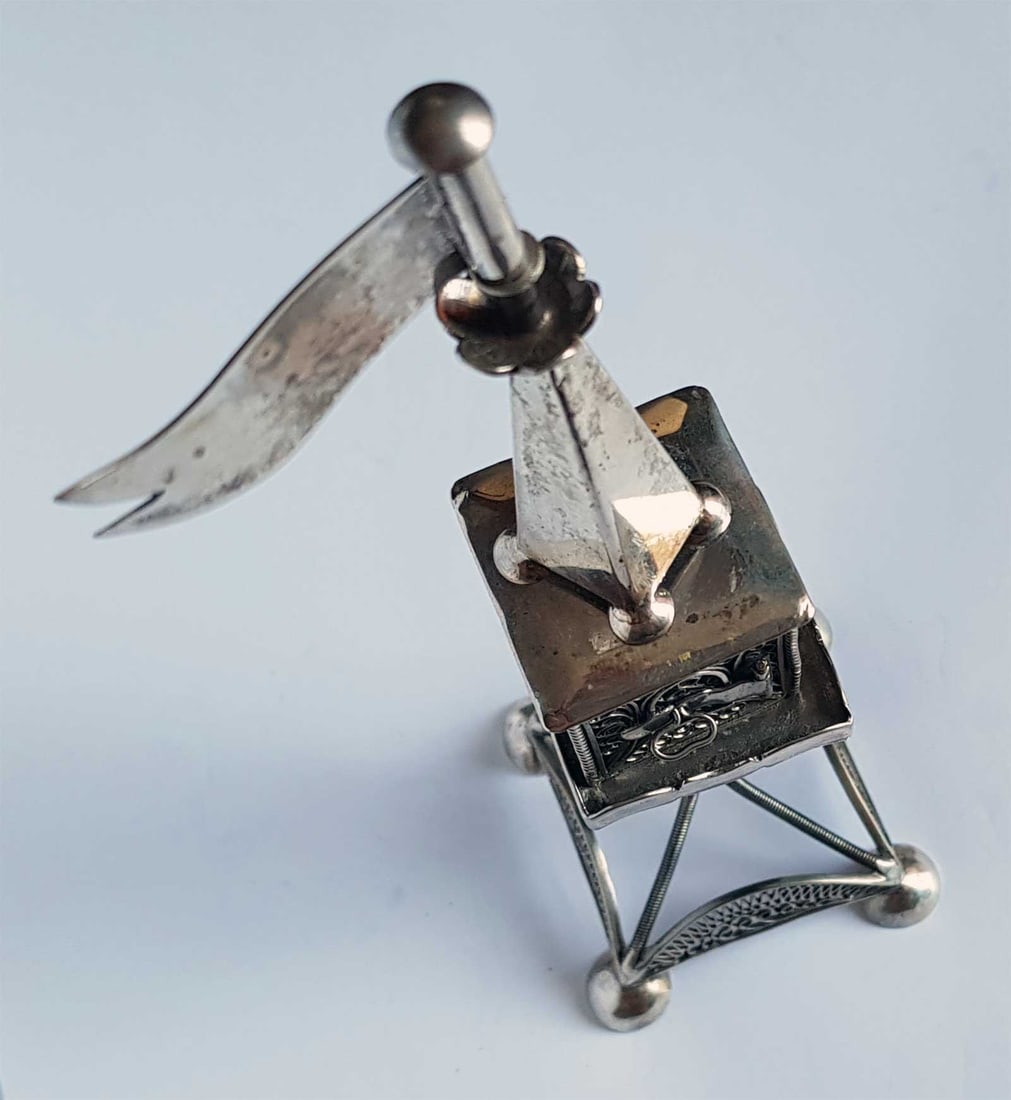 ANTIQUE CONTINENTAL SILVER FILIGREE BESAMIM, 19c.: Great Display Piece! Price Reduced — Limited-Time Offer! ANTIQUE CONTINENTAL SILVER FILIGREE BESAMIM, JUDAICA 19th CENTURY This is a Judaica continental silver filigree besamim (Spice Tower) from