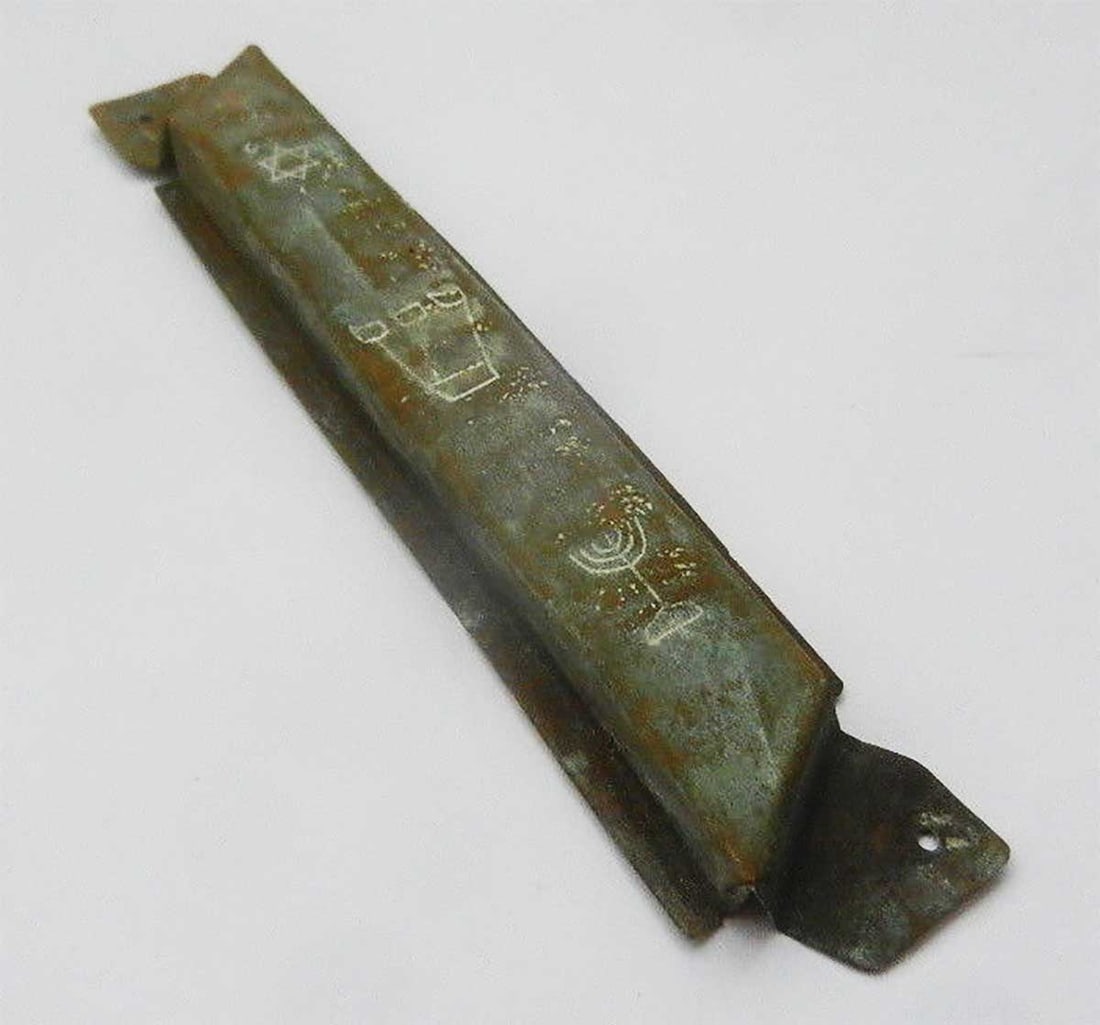 JEWISH WWII MEZUZAH w. STAR of DAVID: Huge Historical Value! Price Reduced — Limited-Time Offer! JEWISH WWII MEZUZAH with STAR of DAVID For your consideration is an old mezuzah featuring a Hebrew inscription. The mezuzah also bears a