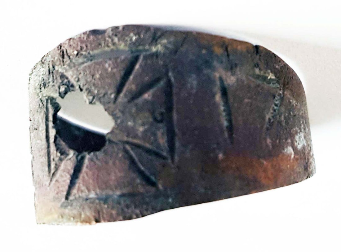 GERMAN WW1 RING w. IRON CROSS, 1917: Display Piece! Price Reduced — Limited-Time Offer! GERMAN WW1 RING with IRON CROSS, 1917 - TRENCH ART German WW1 ring with Iron Cross, dated 1917. The ring has a hole from a shell fragment - we've