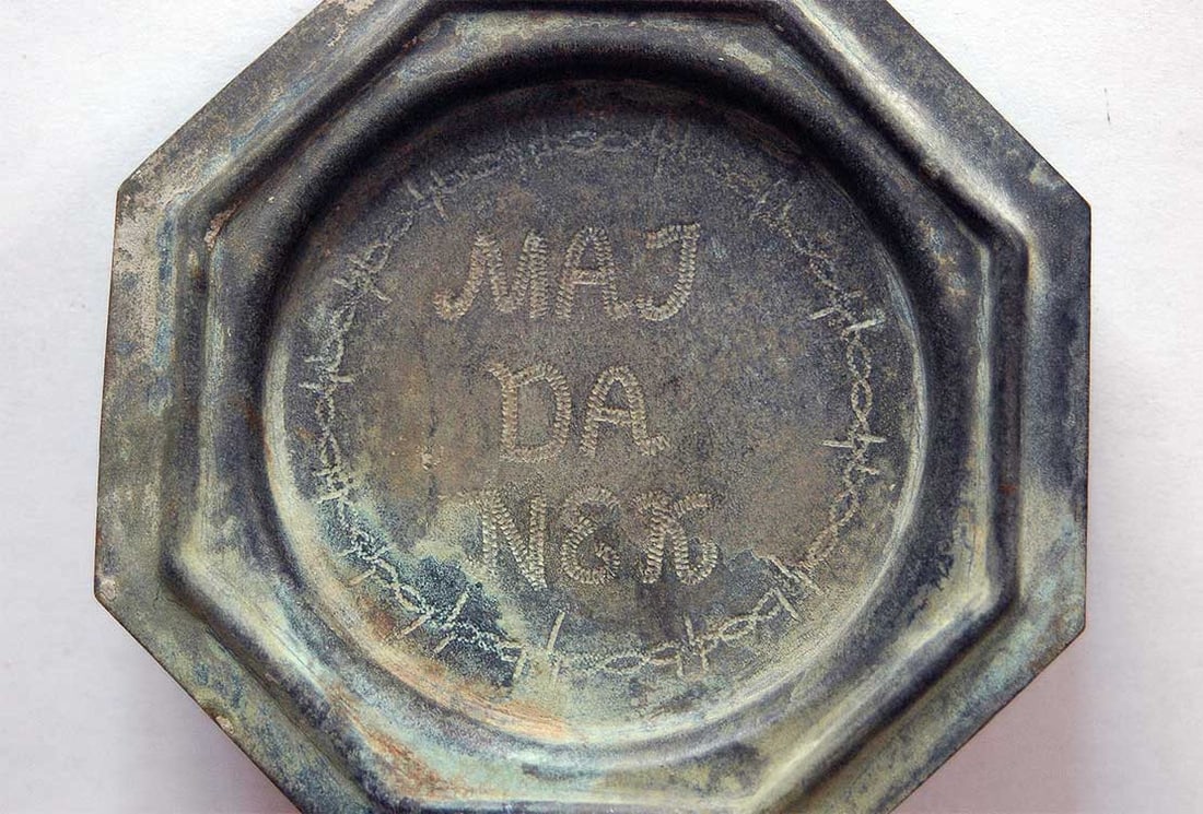GERMAN WWII PLATE w. BARB WIRE, MAJDANEK KL, KZ: Great Display Piece! Price Reduced — Limited-Time Offer! GERMAN WWII PLATE with BARB WIRE from MAJDANEK KL, KZ Extremely rare German WWII plate with barbed wire from the Majdanek concentration camp.