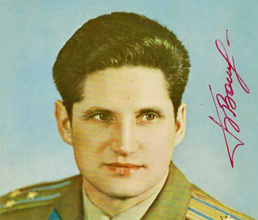 SIGNED PHOTO of JEWISH COSMONAUT BORIS VOLNOV (1 of 6)