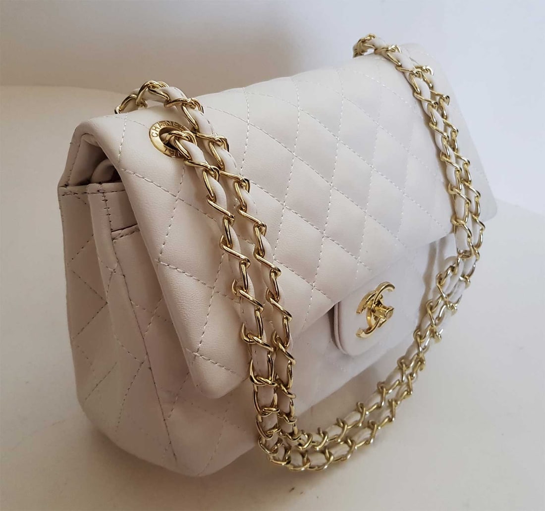 CHANEL CHAIN SHOULDER BAG WHITE: CHANEL QUILTED CC DOUBLE FLAP CHAIN SHOULDER BAG WHITE It is a very beautiful bag. The bag is in excellent condition. Has only been used a couple of times. Please see pictures for more details. SIZE: