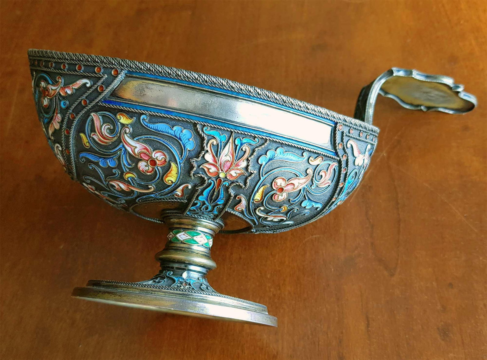 LARGE ANTIQUE RUSSIAN SILVER & ENAMEL KOVSH BY IVAN KHLEBNIKOV IMPERIAL RUSSIA (1 of 16)