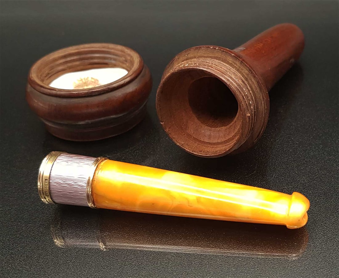 RUSSIAN GOLD ENAMELED AMBER CIGARETTE HOLDER WITH TWO-TONE GOLD AND ORIGINAL CASE: No Reserve! Limited-Time Price Reduction! RUSSIAN GOLD ENAMELED AMBER CIGARETTE HOLDER WITH TWO-TONE GOLD AND ORIGINAL CASE Presented is an elegant antique Russian gold cigarette holder preserved in i