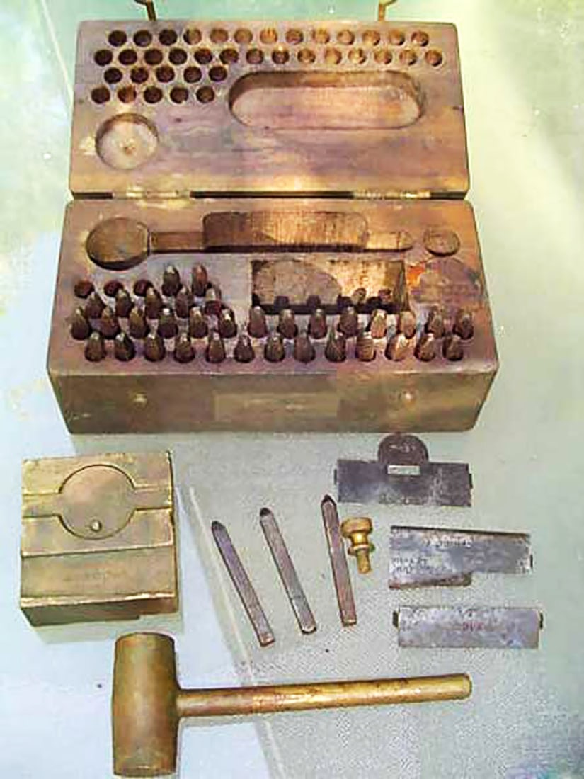 WWII PUNCH STAMPS SET OF NUMBERS & LETTERS, ORIGINAL WOOD BOX (1 of 9)