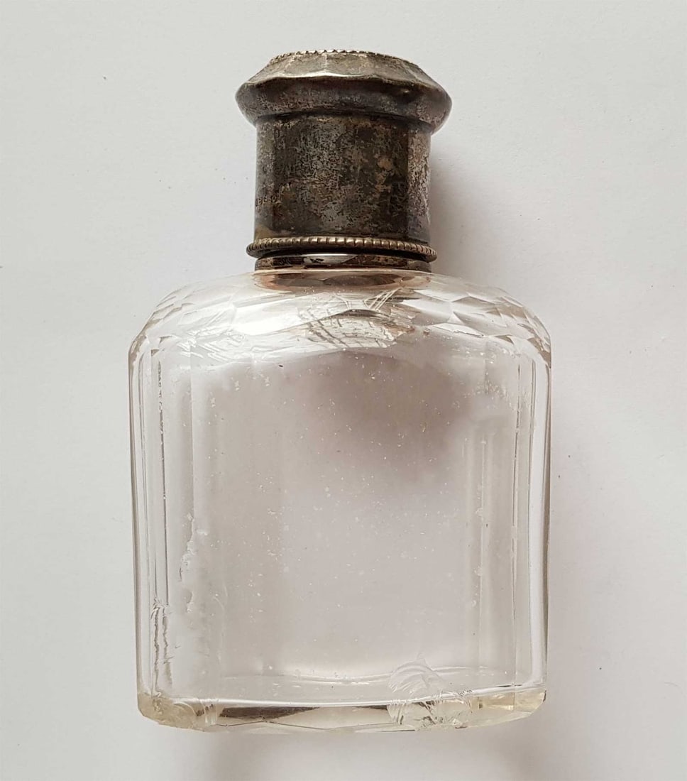 ANTIQUE STERLING SILVER PERFUME BOTTLE, MARKED 950, CIRCA 1850: No Reserve! Limited-Time Price Reduction! ANTIQUE STERLING SILVER PERFUME BOTTLE, MARKED 950, CIRCA 1850 An elegant antique sterling silver perfume bottle dating to circa 1850. Marked 950, this finely