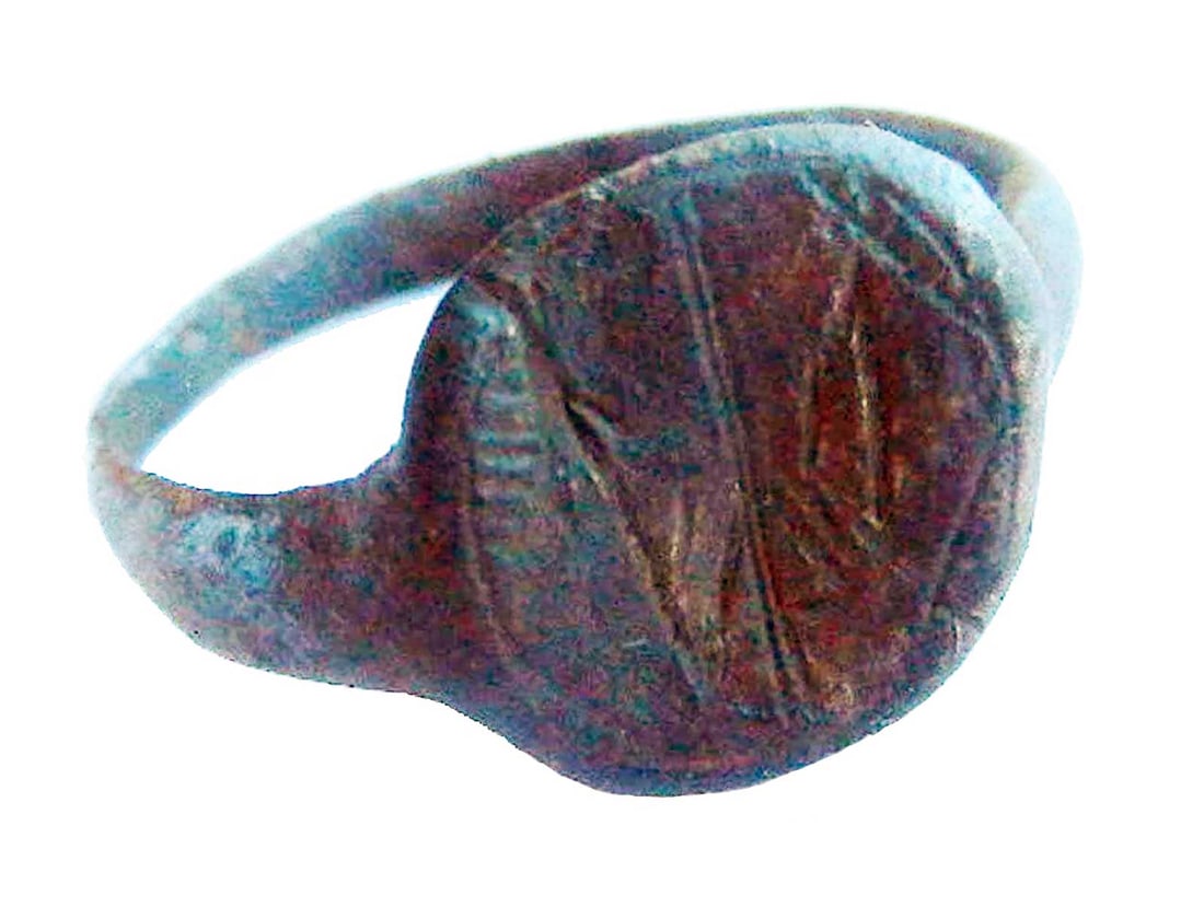 EXTREMELY RARE UKRAINIAN WWII RING WITH TRIZUB, UPA-OUN 1939-1954: No Reserve! Limited-Time Price Reduction! EXTREMELY RARE UKRAINIAN WWII RING WITH TRIZUB, UPA-OUN 1939-1954 Presented is an extremely rare Ukrainian handmade ring featuring the Trizub (Tryzub) emblem 