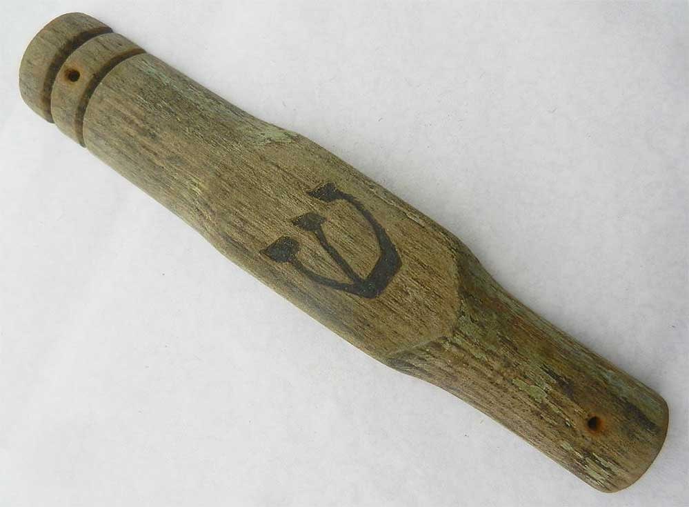 RARE JEWISH WWII MEZUZAH HANDMADE WOODEN CASE WITH HEBREW INSCRIPTION: No Reserve! Limited-Time Price Reduction! RARE JEWISH WWII MEZUZAH HANDMADE WOODEN CASE WITH HEBREW INSCRIPTION Presented is a rare Jewish WWII-era Mezuzah featuring a Hebrew inscription and beautiful