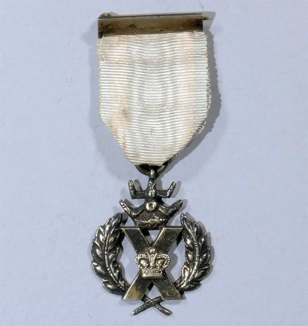 RARE EUROPEAN PRE WWII MEDAL WITH RIBBON HISTORICAL AWARD COLLECTIBLE (1 of 4)