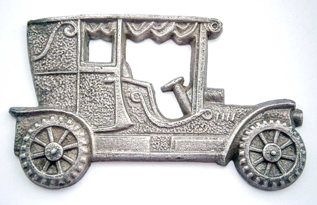 ANTIQUE EUROPEAN METAL AUTOMOBILE SHIELD EMBLEM PLAQUE (1 of 10)
