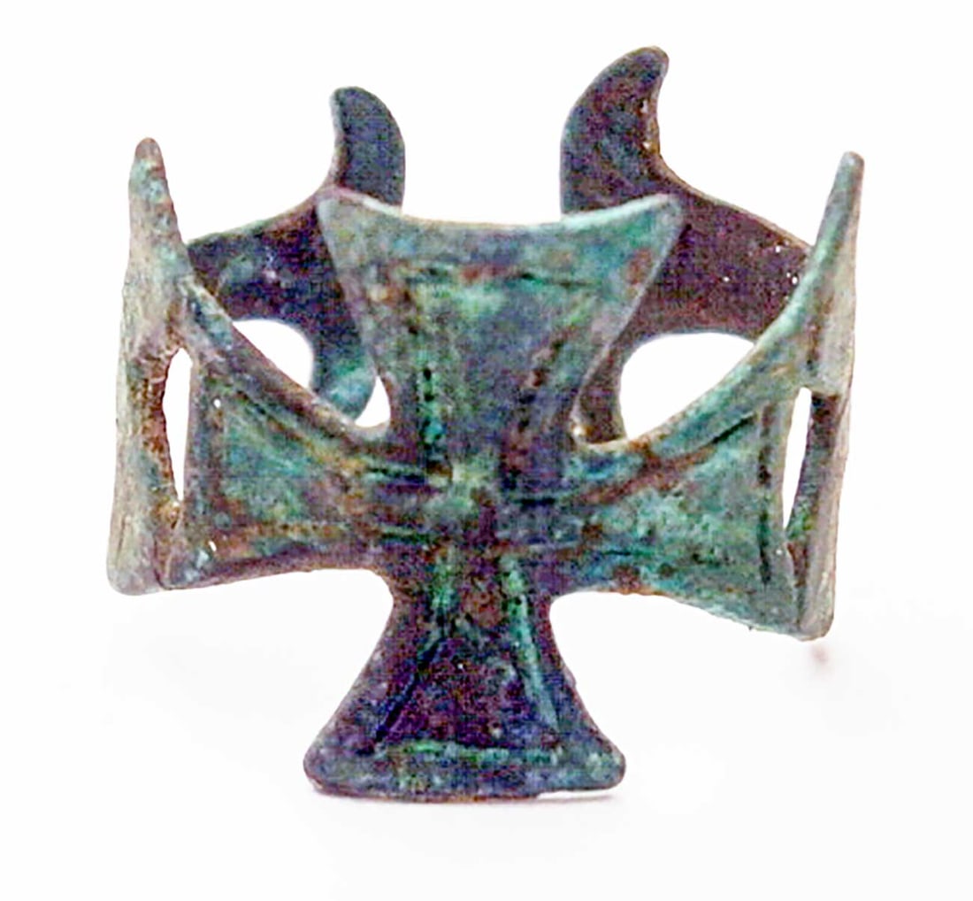 RARE GERMAN WWII IRON CROSS RING 1940-1945 TRENCH ART MILITARY COLLECTIBLE: No Reserve! Limited-Time Price Reduction! RARE GERMAN WWII IRON CROSS RING 1940-1945 TRENCH ART MILITARY COLLECTIBLE Presented is a rare German WWII ring featuring an Iron Cross design, dating from th