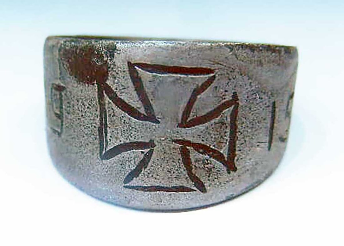 RARE GERMAN WWI IRON CROSS RING DATED 1915 HANDMADE ALUMINUM TRENCH ART: No Reserve! Limited-Time Price Reduction! RARE GERMAN WWI IRON CROSS RING DATED 1915 HANDMADE ALUMINUM TRENCH ART Presented is a rare German WWI trench art ring featuring an Iron Cross motif and datin