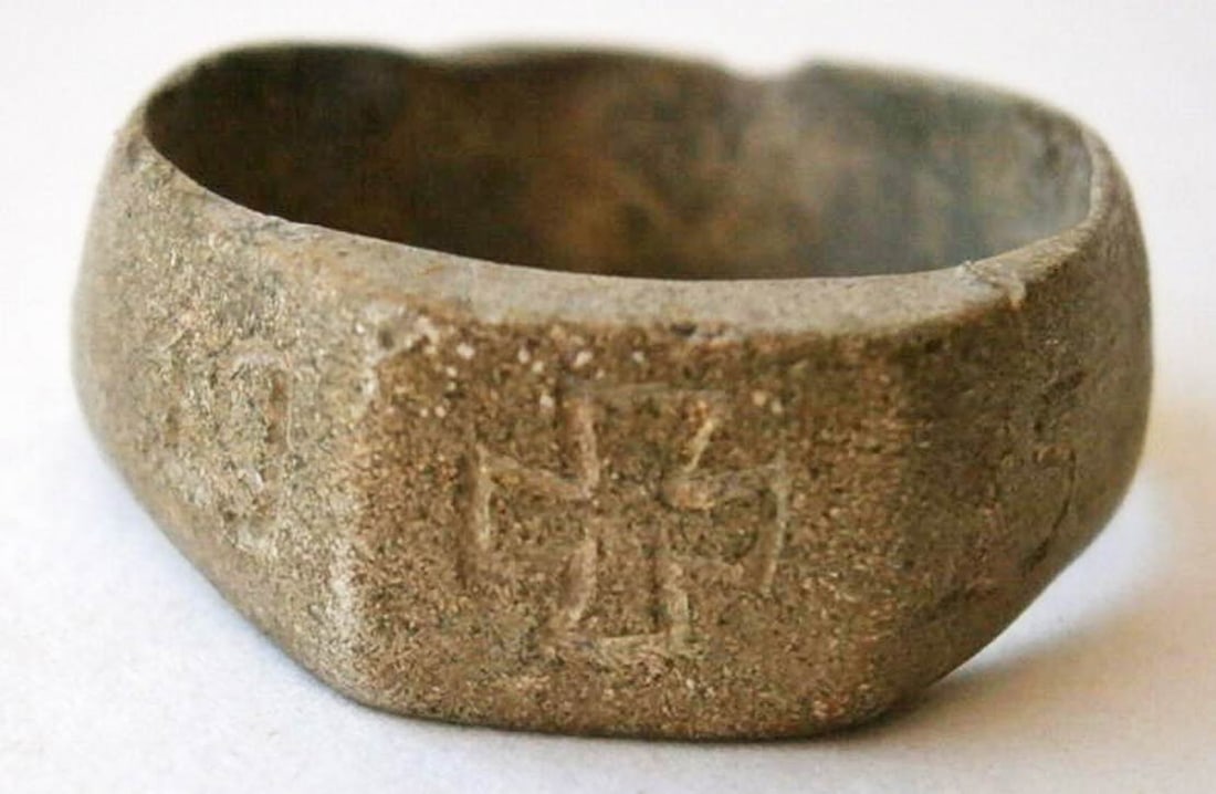 RARE GERMAN WWI 1915 IRON CROSS RING TRENCH ART IMPERIAL MILITARY COLLECTIBLE: No Reserve! Limited-Time Price Reduction! RARE GERMAN WWI 1915 IRON CROSS RING TRENCH ART IMPERIAL MILITARY COLLECTIBLE Presented is a rare German WWI trench art ring featuring the Iron Cross and dati