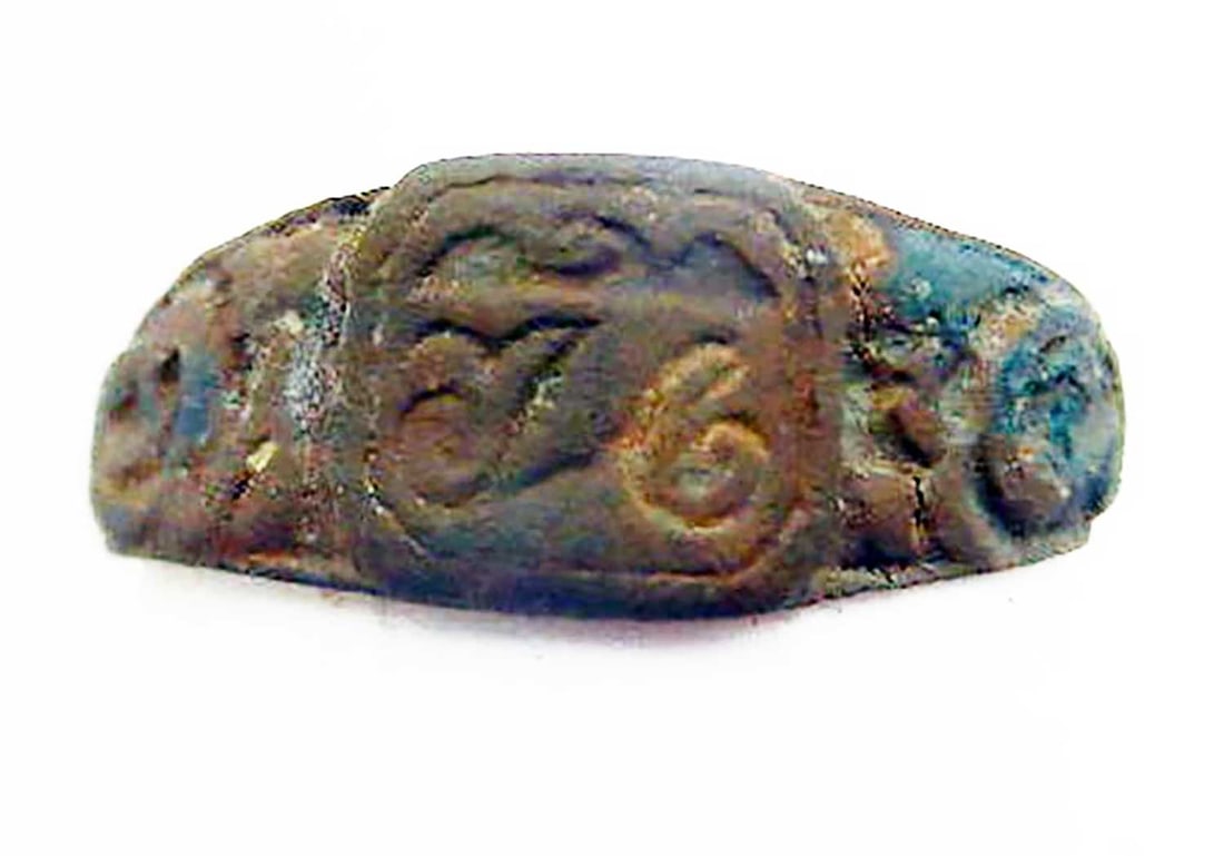 RARE JEWISH WWII RING WITH INITIALS "IG" DATED 1942 NAMED HISTORICAL ARTIFACT: No Reserve! Limited-Time Price Reduction! RARE JEWISH WWII RING WITH INITIALS "IG" DATED 1942 NAMED HISTORICAL ARTIFACT Presented is a rare Jewish WWII ring dated 1942 and bearing the initials "IG." A