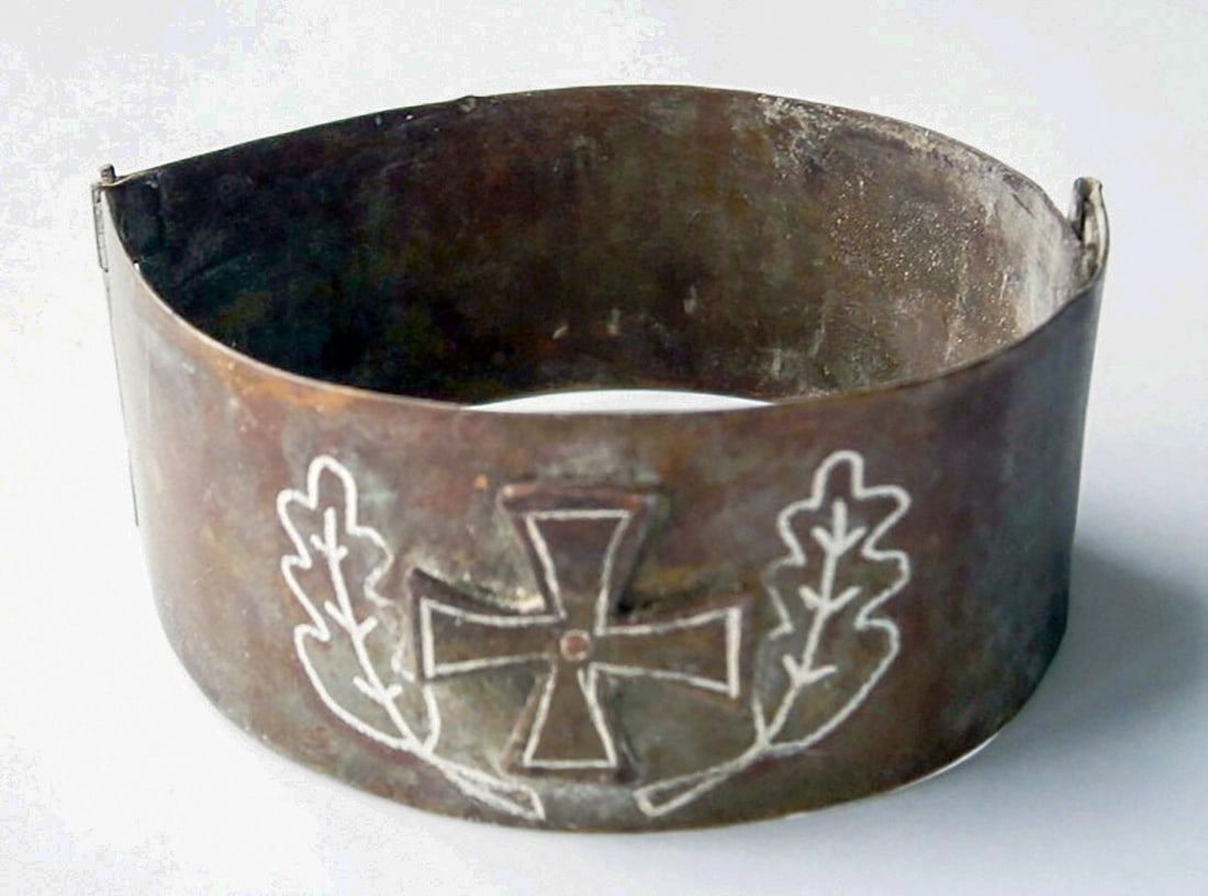 RARE GERMAN WWII TRENCH ART BRACELET WITH IRON CROSS OAK LEAVES "GOTT MIT UNS": No Reserve! Limited-Time Price Reduction! RARE GERMAN WWII TRENCH ART BRACELET WITH IRON CROSS OAK LEAVES "GOTT MIT UNS" Presented is a rare German WWII bracelet featuring an Iron Cross, oak leaves, a