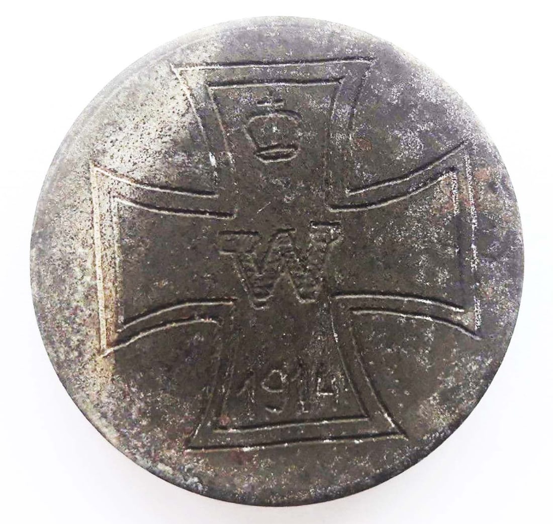 RARE LARGE GERMAN WWII SHIELD WITH IRON CROSS, 1914: No Reserve! Limited-Time Price Reduction! RARE LARGE GERMAN WWII SHIELD WITH IRON CROSS, 1914 Presented is a rare German WW1 shield with an Iron Cross from 1914, featuring trench art engraving done us