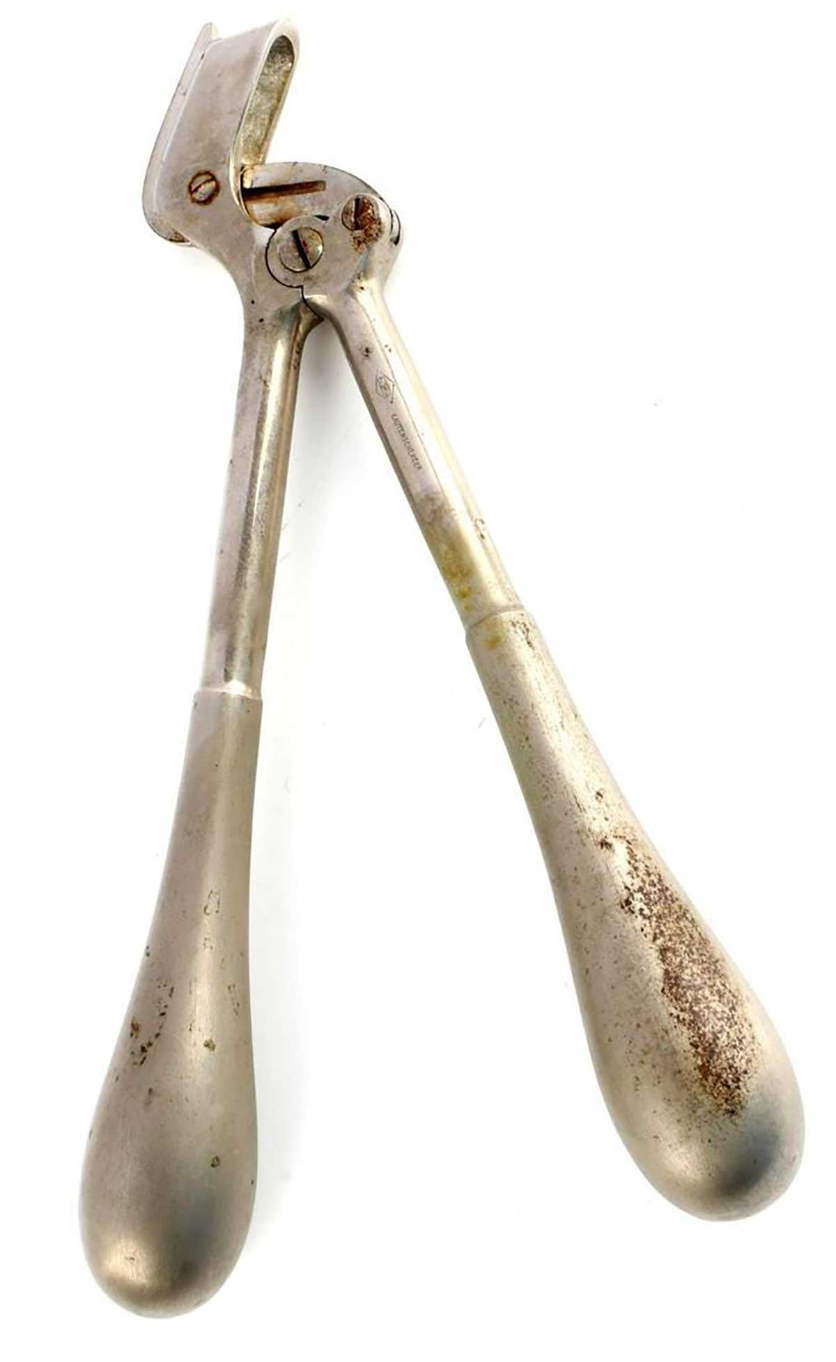 EXTREMELY RARE KL AUSCHWITZ SS LEICHENAUSRÜSTUNG GERMAN WWII MEDICAL TOOL MUSEUM ARTIFACT: Museum-Worthy Piece! Limited-Time Price Reduction! EXTREMELY RARE KL AUSCHWITZ SS LEICHENAUSRÜSTUNG GERMAN WWII MEDICAL TOOL MUSEUM ARTIFACT Presented is an extremely rare German WWII large medical o