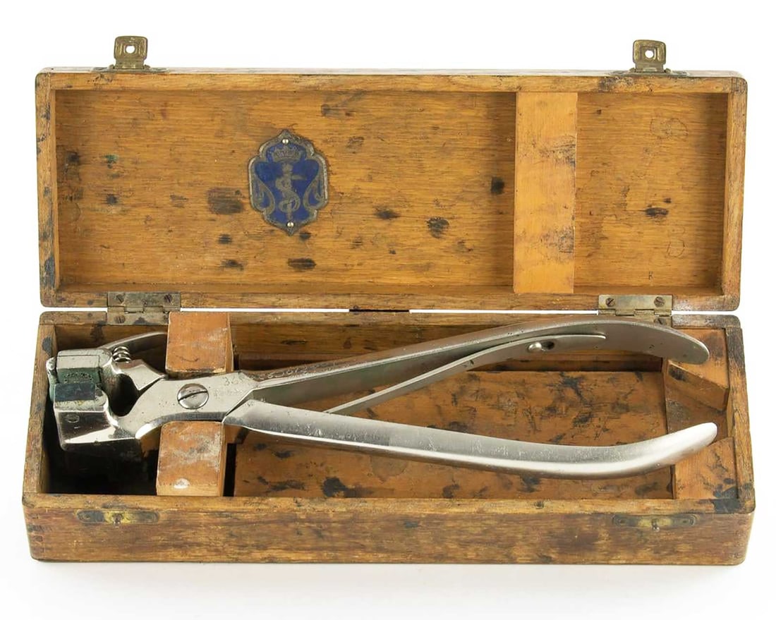 EXTREMELY RARE GERMAN WWII TATTOOING EMBOSSER TOOL WITH STAMPS JETTER & SCHEERER MUSEUM ARTIFACT: Museum-Worthy Piece! Limited-Time Price Reduction! EXTREMELY RARE GERMAN WWII TATTOOING EMBOSSER TOOL WITH STAMPS JETTER & SCHEERER MUSEUM ARTIFACT Presented is an extremely rare World War II-era case