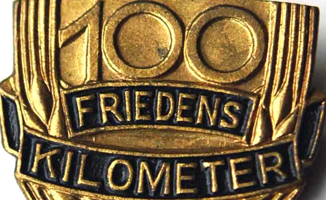 GERMAN BADGE 100 KM FRIEDENS: No Reserve! Limited-Time Price Reduction! GERMAN DDR BADGE 100 KM FRIEDENS, 1961 German DDR badge, 100 km Friedens, 1961. This badge is quite rare, so it has limited availability. Rare and Collectible