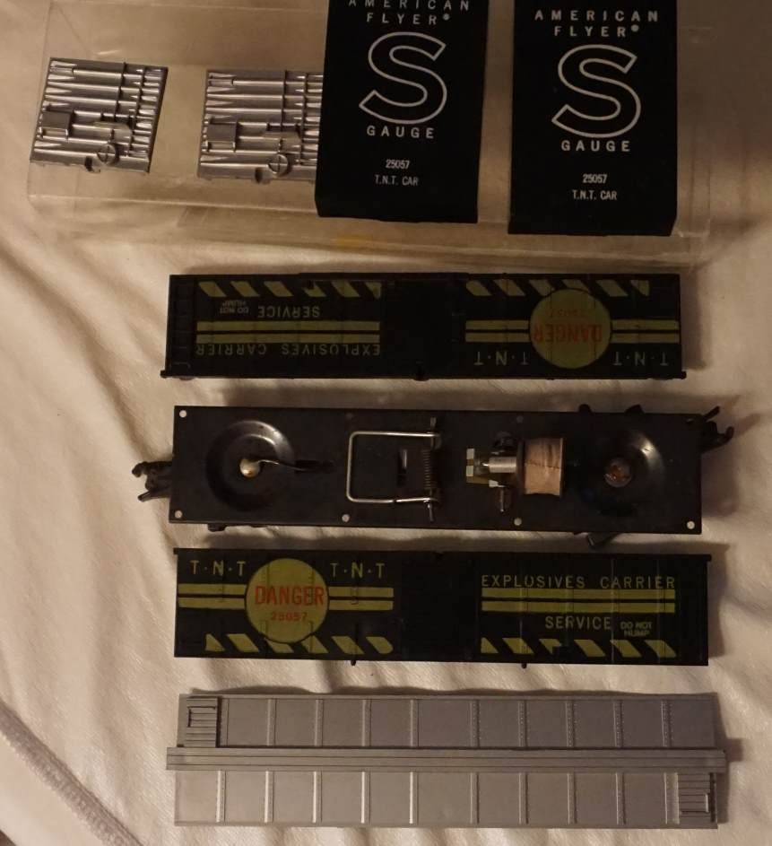 AMERICAN FLYER 25057 TNT CAR C8 IN PLASTIC TUBE CA 1961 (1 of 2)