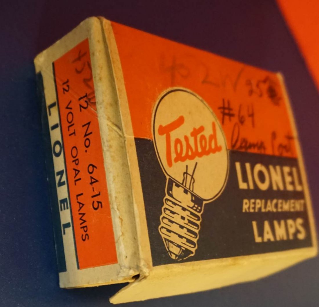 Lionel dealer box of 64-15 boulevard bulbs (1 of 3)