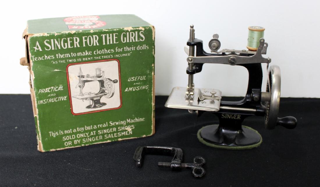 Toy Singer Sewing Machine - 1910 (1 of 7)