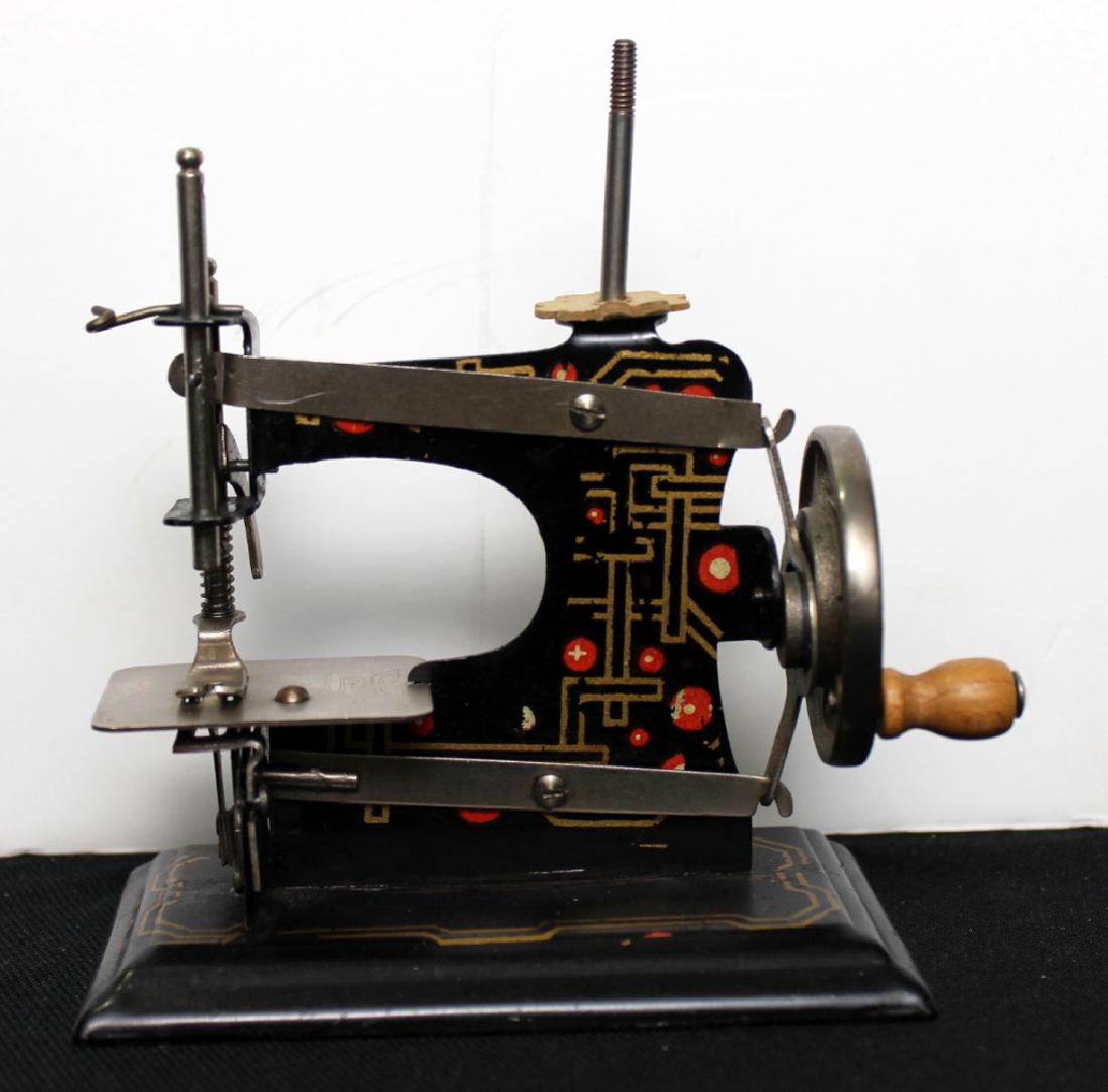 Casige Toy Sewing Machine (1 of 4)