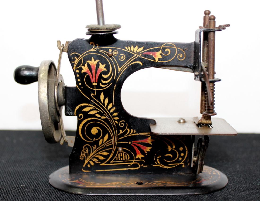 Casige Toy Sewing Machine (1 of 5)