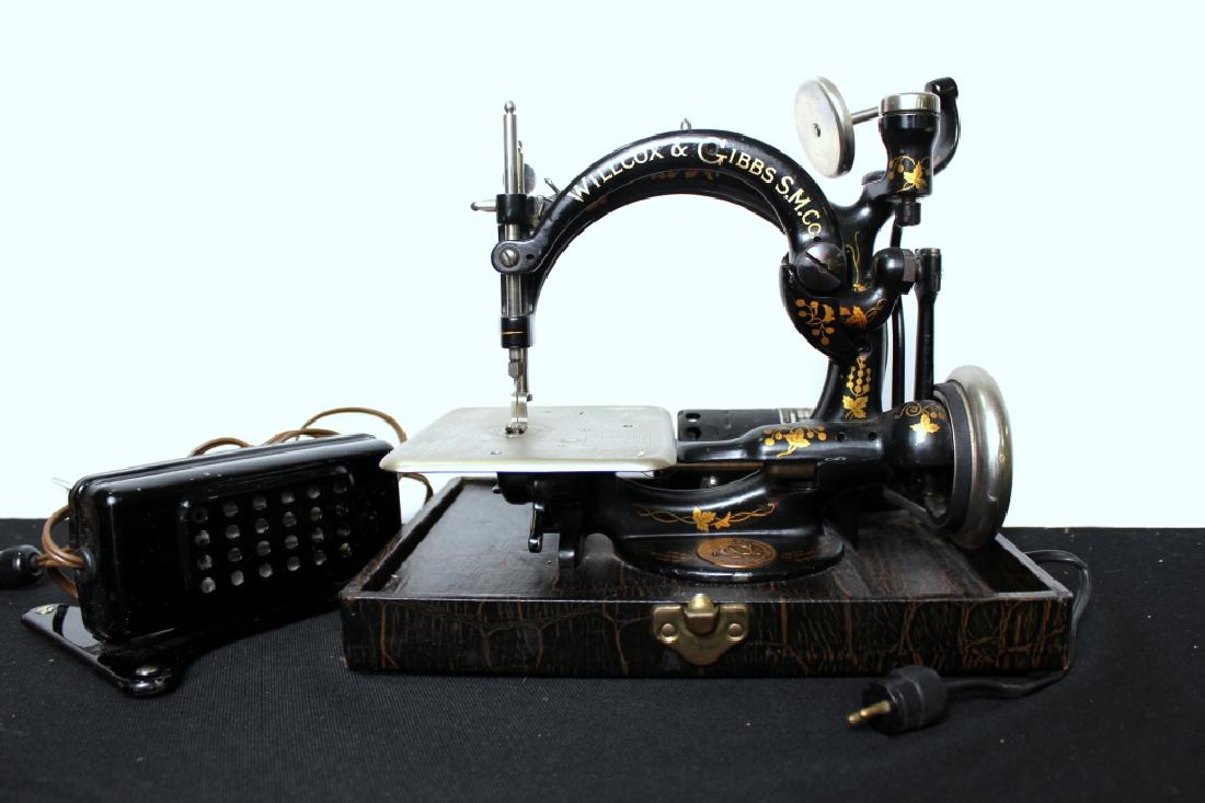 Toy Sewing Machine - Electric Portable w/case (1 of 12)